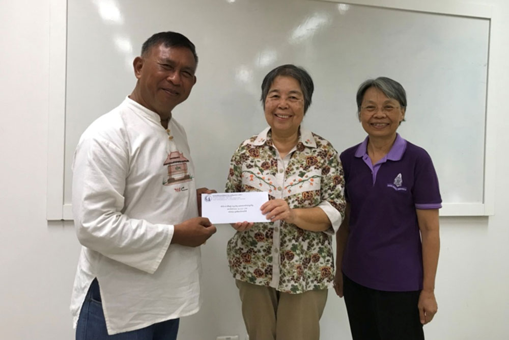 Lt.Col. Dr. Pisit Chancharoen donated 10,000 baht to the foundation.
